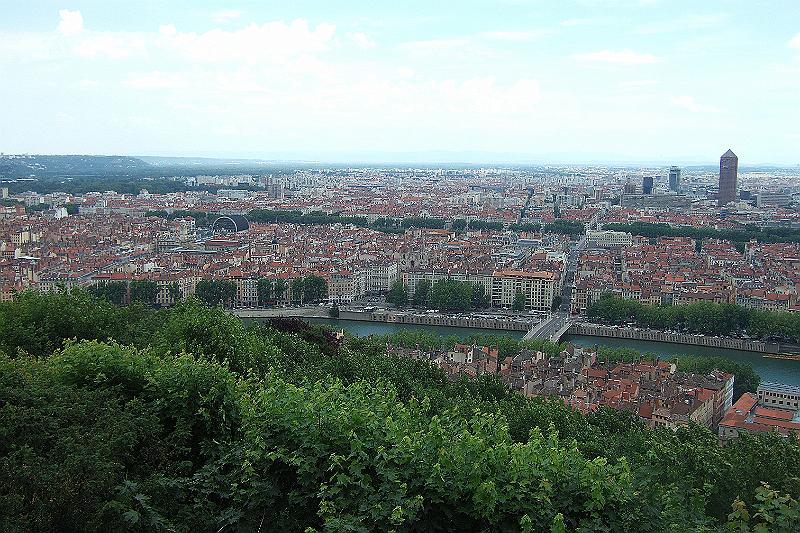 2010-06- (359).JPG - Bei klarer Sicht reicht der Blick bis in die französischen Alpen - im Vordergrund die Saône, kurz vor ihrer Mündung in die Rhône - dahinter das Stadtviertel "La PRESQ'ÎLE", dann die Rhône (man sieht nur die Baumallee rechts und links des Flusses) und das "moderne" Lyon des 19.-21. Jahrhunderts